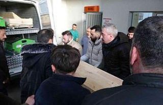 Kasabın bıçaklayarak öldürdüğü gencin yakınları...