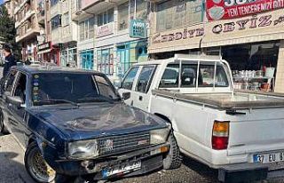 Kavşakta çarpışan kamyonet ile otomobil park halindeki...