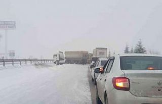 Kayan tır karayolunu 20 dakika trafiğe kapattı