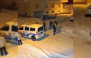 Kayganlaşan yolda kalan polis ekiplerinin yardımına...