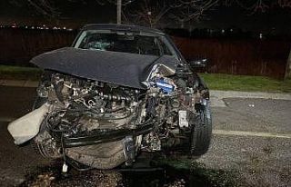 Kayganlaşan yolda otomobil ağaca çarpıp 10 metre...