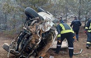 Kaza sonrası kamyonette sıkışan sürücüyü itfaiye...