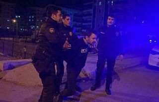 Kaza yapan alkollü sürücü, aracı yol ortasında...