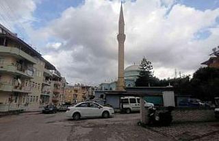 Kaza yapan otomobil, trafik lambasını devirdi