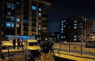 Kaza yapan otomobiller kanal kenarında asılı kaldı