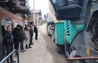Kışında köylerde asfaltlama sürüyor