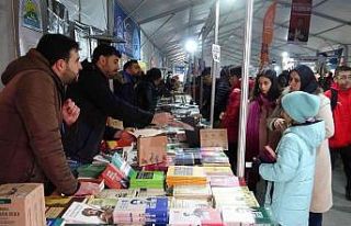 Kitap fuarında Kürtçe kitap standına yoğun ilgi