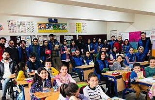 Konserle toplanan kitaplar okullara ulaştırılıyor