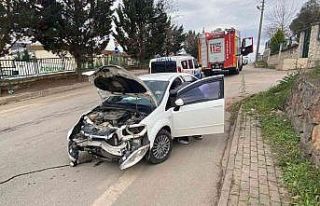 Kontrolden çıkan otomobil elektrik direğine çarptı