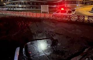 Kontrolden çıkan otomobil metro inşaatına uçtu:...