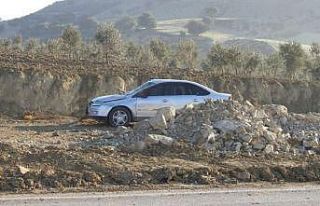 Kontrolden çıkan otomobil moloz yığınına çarptı:...