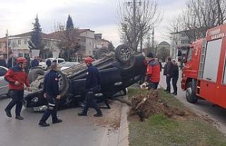 Kontrolden çıkan SUV araç refüje çarparak ters...
