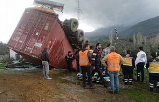 Kontrolden çıkan tır devrildi, sürücü araçta...