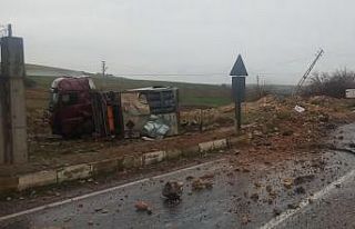 Kontrolden çıkan tır elektrik direğine çarptı:...