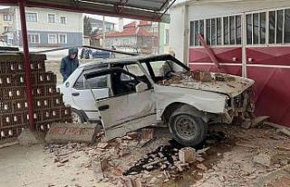 Kontrolden çıkan Tofaş evin bahçe duvarını böyle...