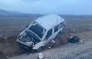 Konya’da hafif ticari araç devrildi: 2 yaralı