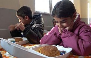 Köy çocukları ilk kez hamburger yedi