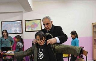 Köy okulu öğrencilerine mont dağıtıldı