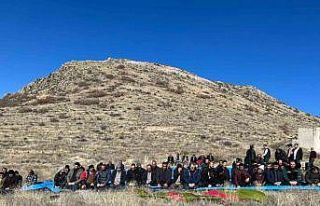 Köylüler kar duasına çıktı