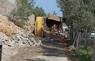 Kullandığı kepçesinin altında kalarak öldü