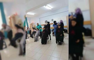 Kursiyerler köy sakinleri ve öğrencilere cilt bakımı...