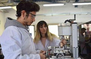 Kursiyerler miniklere oyuncak yapıyor