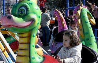 Kuşadası’nda çocuklar tatilin keyfini lunapark...