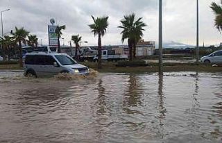 Kuşadası’nda sağanak yağış etkili oldu