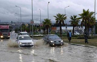 Kuşadası’nda sağanak yağmur, çevre yolunu kilitledi