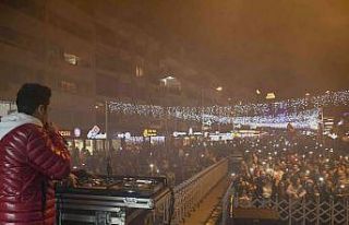 Kuşadası’nda sokak partisi ile yeni yıl coşkusu...