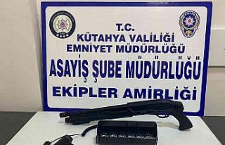 Kütahya’da “çakar” takılı araçta tabanca...