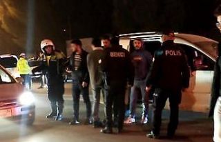 Kutlamanın dozunu kaçıran gençler birbirine girdi