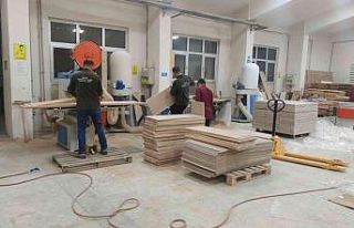 Liseli öğrenciler, üretip onardıkları masa ve...