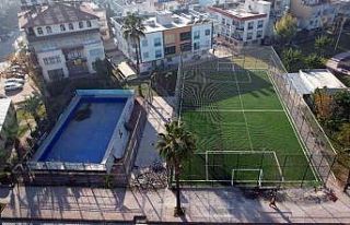 Madımak Parkı içindeki halı saha yenilendi