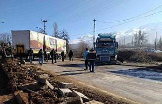 Makas kıran tır trafiği kilitledi