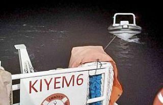 Makine arızası yapan tekneyi KIYEM ekipleri kurtardı