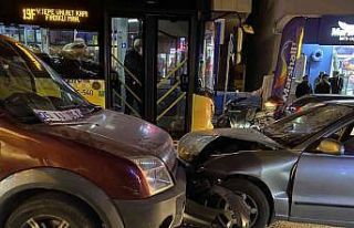 Maltepe’de 2 otomobil kafa kafaya çarpıştı:...