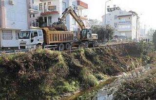Manavgat Belediyesi heyelandan zarar gören kanal...