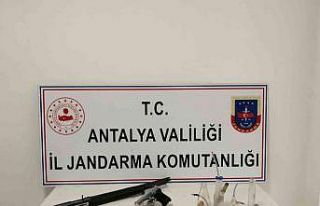 Manavgat’ta uyuşturucu ve ruhsatsız silah ele...