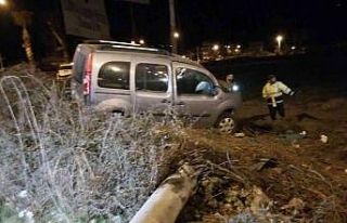 Manisa’da hafif ticari araç direğe çarptı: 1...