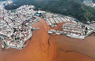 Marmaris’te denizin rengi değişti