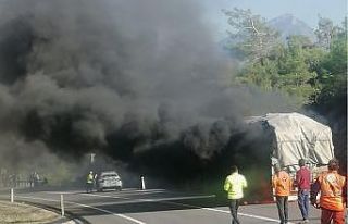 Marmaris’te seyir halindeki tomruk yüklü tır...