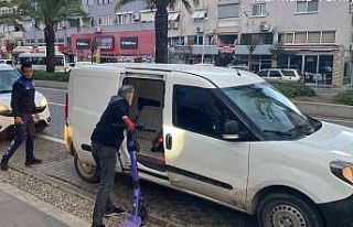 Marmaris’te uygunsuz park edilen skuterler toplatıldı
