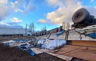 MDF ve fayans yüklü tır devrildi, 1 kişi yaralandı