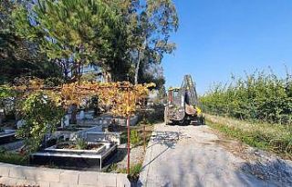 Mersin’de mezarlık alanları temizleniyor