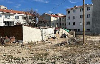 Metruk ev mahalleliyi tedirgin ediyor