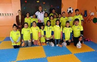 Milli basketbolcu Hasan Aksoyak, şampiyonları sevindirdi