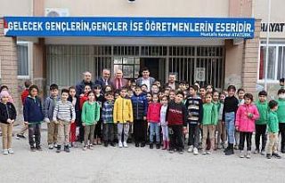 Minik öğrenciler ilk karne hediyelerini Başkan...