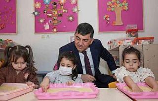 Minik öğrencilere satranç hediye edildi