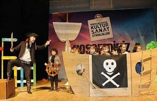 Minikler "Şaşkın Korsan" oyunuyla eğlendi
